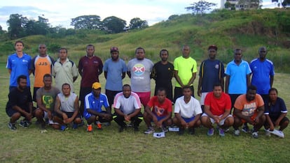 Felipe Vega-Arango, de pie en el extremo izquierdo de la imagen, es director técncico de la Federación de Fútbol de Islas Salomón.