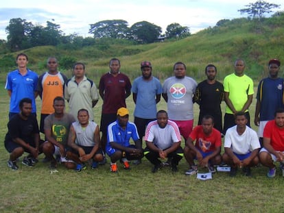 Felipe Vega-Arango, de pie en el extremo izquierdo de la imagen, es director técncico de la Federación de Fútbol de Islas Salomón.