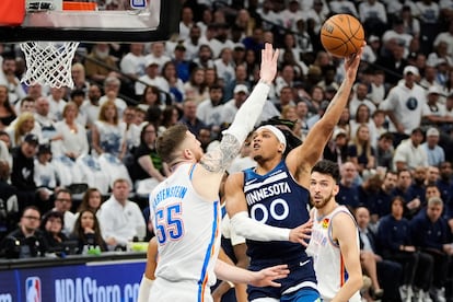Terrence Shannon Jr. lanza a canasta ante Isaiah Hartenstein en el partido de este sábado.