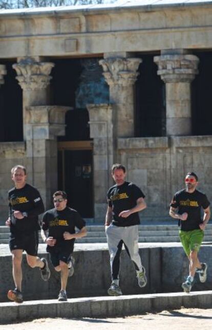 John Girardin, el primero por la izquierda, guiando a un grupo de &#039;runners&#039;.