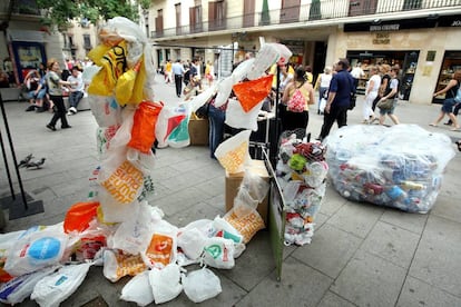 Recogida de firmas y cambio de bolsas de plástico por una de tela, en una campaña celebrada por una Cataluña libre de bolsas de plástico.