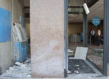 Destrozos ocasionados por la explosión en la sucursal bancaria
