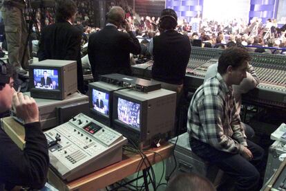 Mesa de control del mitin del PP en el pabellón de deportes Anaitasuna de Pamplona el 2 de marzo del 2000.