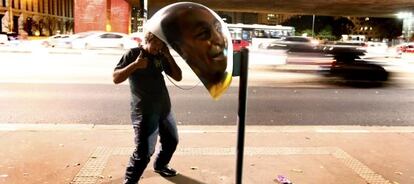 Un hombre habla por tel&eacute;fono en la avenida Paulista de S&atilde;o Paulo.