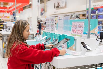 Una trabajadora de un gran almacén.