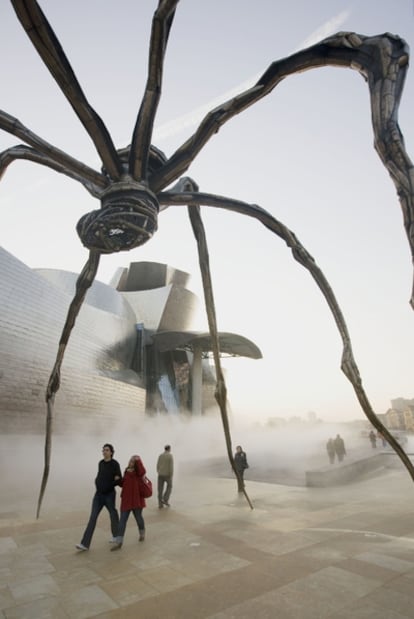 La obra " Mamá" del artista Louise Bourgeois, junto al Guggenheim ( Bilbao) .