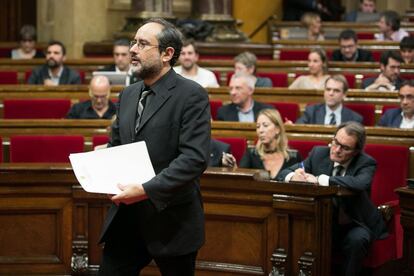 El diputado de la CUP, Antonio Baños, junto al presidente de la Generalitat en funciones, Artur Mas (d), antes de su intervencion.