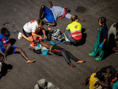 Personal de rescate auxilia a los migrantes en el puerto de La Restinga, en El Hierro, este sábado.