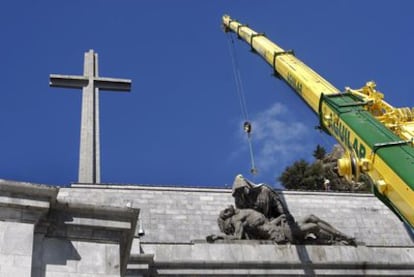 Las figuras de la Virgen María y de Cristo yacente sufren sulfataciones superficiales.