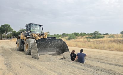 Vecinos de Montecarmelo en las prostestas este lunes en los terrenos del cantón. Cedida por la Asociación de Vecinos de Montecarmelo.