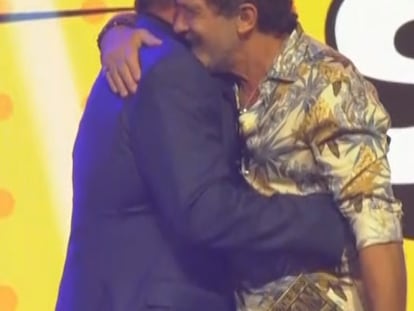Antonio Banderas entrega el premio de artista homenajeado a Arnold Schwarzenegger en la Comic Con Málaga