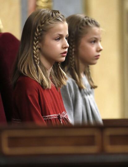 La princesa Leonor y la infanta Sofía siguen atentas la sesión.