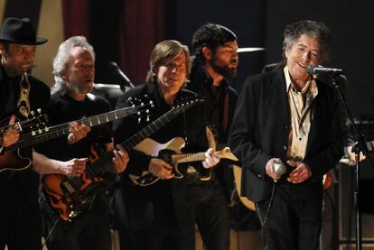 El guitarrista, que está a tres meses de cumplir los 70, actuó en la ceremonia de los Grammy por quinta vez en su vida. Dylan interpretó 'Maggie's farm', acompañado por Avett Brothers y Mumford & sons. Más tarde recibió un homenaje por parte de Barbra Streisand, que cantó uno de sus grandes éxitos.