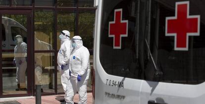 Sanitarios en el centro de Cruz Roja de Málaga, el lugar donde se ha localizado uno de los brotes que más preocupa al Ministerio de Sanidad.