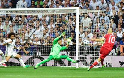 El portero del Real Madrid Keylor Navas (centro) para el tiro a puerta de Arjen Robben.