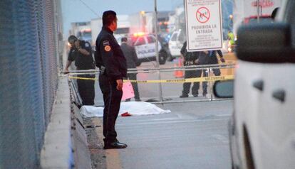 Los policías mexicanos resguardan el cuerpo del hombre, en el puente fronterizo Pharr-Reynosa.