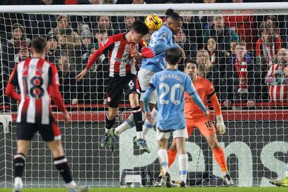 Christian Norgaard cabecea el 2-2 definitivo para el Brentford imponiéndose en el salto a Akanji.