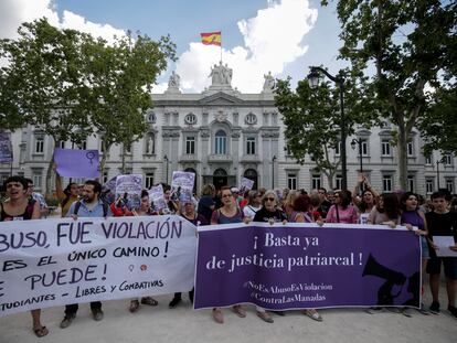 Grupos de manifestantes frente a la sede del Tribunal Supremo el día de junio de 2019 en que se hizo pública la revisión de la sentencia de La Manada.