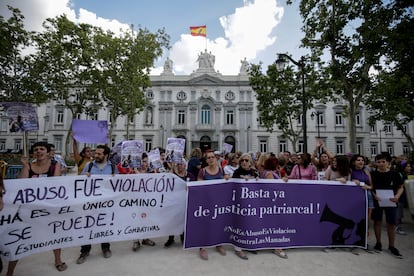 Manifestantes frente al Tribunal Superior de Justicia el día de la sentencia de La Manada en Madrid.