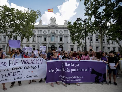 Manifestantes frente al Tribunal Superior de Justicia el día de la sentencia de La Manada en Madrid.