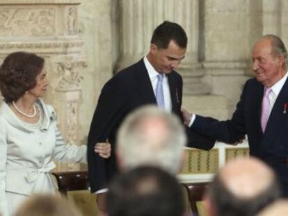 Do&ntilde;a Sof&iacute;a, don Felipe, don Juan Carlos y do&ntilde;a Letizia, durante la sanci&oacute;n de la ley de abdicaci&oacute;n.