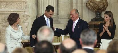 Do&ntilde;a Sof&iacute;a, don Felipe, don Juan Carlos y do&ntilde;a Letizia, durante la sanci&oacute;n de la ley de abdicaci&oacute;n.