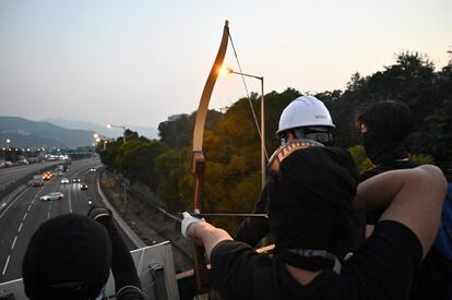 Un manifestante con un arco y flecha en la carretera de Tolo en Hong Kong.