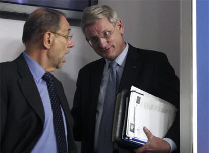 El jefe de la diplomacia sueca, Carl Bildt (derecha), con el responsable de la política exterior de la UE, Javier Solana, ayer en Luxemburgo.