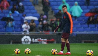Coutinho, calentando en Cornellá.