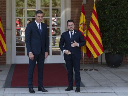 El presidente del Gobierno, Pedro Sánchez (i), y el de la Generalitat, Pere Aragonés, antes de su reunión en La Moncloa.