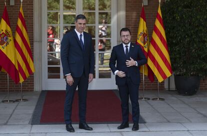 El presidente del Gobierno, Pedro Sánchez (i), y el de la Generalitat, Pere Aragonés, antes de su reunión en La Moncloa.