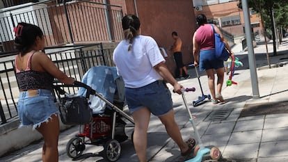 Varias personas se protege en la sombra durante la ola de calor del mes de julio, en San Cristóbal de los Ángeles, Madrid.