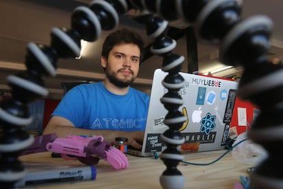 El joven creador, con una de las manos en su taller.