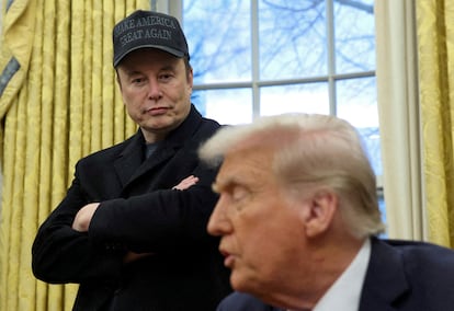 Elon Musk escucha al presidente Donald Trump, en una comparecencia conjunta en el Despacho Oval, el pasado 11 de febrero. 