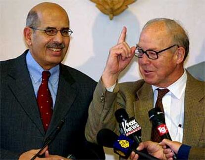 El jefe de los inspectores, Hans Blix (derecha), junto al director de la OIEA, Mohamed el Baradei.
