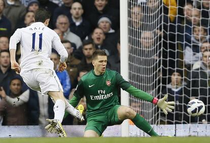 Gareth Bale marca su gol ante el Arsenal.