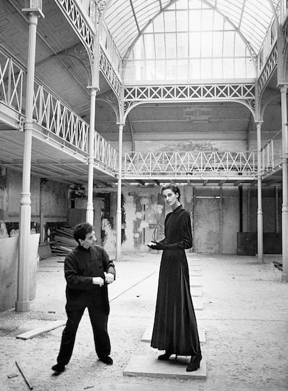 Azzedine Alaïa (1935-2017), junto a la modelo Vanessa Duve, en el cuartel general del diseñador en París en 1989.