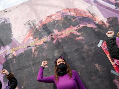 Un grupo de mujeres protesta sobre el mural vandalizado de Ciudad Lineal, Madrid, este lunes.