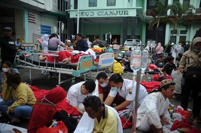 Personal sanitario atiende a los heridos tras el terremoto en Cianjur (Indonesia). Las autoridades trabajan para determinar el alcance de lo ocurrido y el gobernador ha advertido que el número de muertos podría aumentar. 