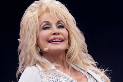 Dolly Parton en Nightline: "No me retiraré nunca a no ser que tenga que hacerlo. Mientras sea capaz de levantarme por la mañana, maquillarme y ponerme mis tacones, y aunque no pueda ponerme tacones, voy a hacer como Mae West, me sentaré en mi silla de ruedas con mis tacones puestos".