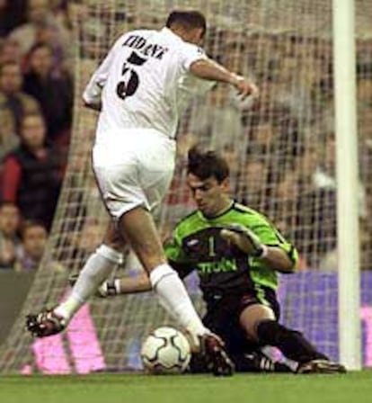 Zidane busca el remate ante Cavallero, portero del Celta.