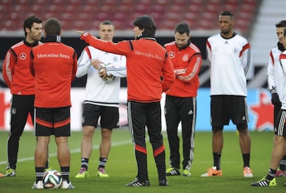 El entrenador alem&aacute;n, Joachim L&ouml;w, dirige un entrenamiento del equipo en el estadio Mercedes-Benz-Arena de Stuttgart (Alemania). Alemania se enfrentar&aacute; ma&ntilde;ana a Chile en un partido amistoso que disputar&aacute;n en Stuttgart.