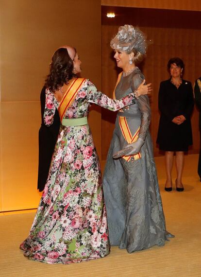 A rainha Letizia saúda à rainha Máxima da Holanda.