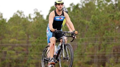 Chris Nikic, durante a parte do ciclismo no Ironman, na Flórida.