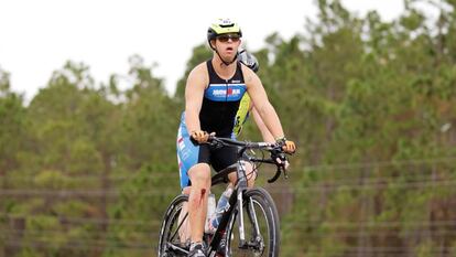 Chris Nikic, durante a parte do ciclismo no Ironman, na Flórida.