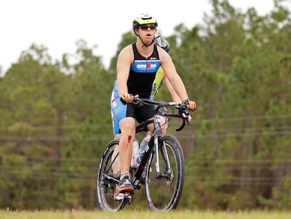 Chris Nikic, durante a parte do ciclismo no Ironman, na Flórida.