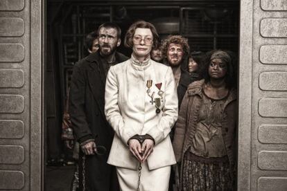 Tilda Swinton, de blanco, es Mason en 'Rompenieves'.