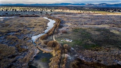 Vista aérea del río Guadiana, a la izquierda, y de la Isla del Morenillo, donde se encuentra una antigua casa de pescadores. Como se observa en la imagen, el entorno de la isla está totalmente seco, cuando debería estar inundado.