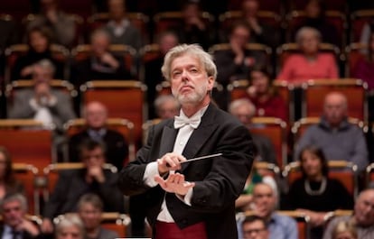 El director d'orquestra Jukka-Pekka Saraste, durant una actuació.