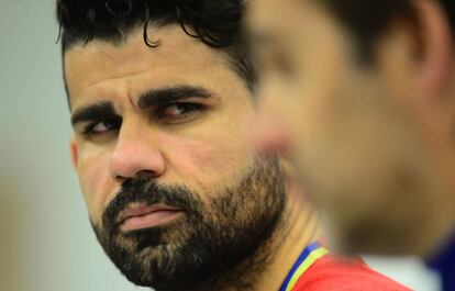 Diego Costa mira a Lopetegui en la rueda de prensa del jueves.